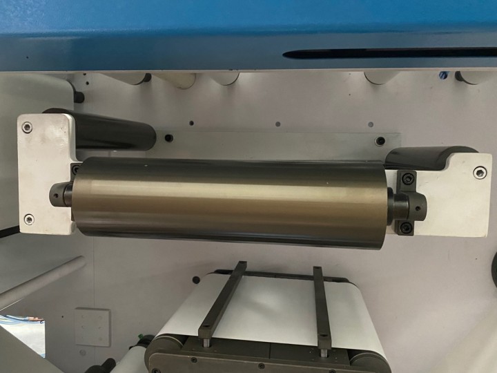 เครื่องพิมพ์เฟล็กโซแบบกองซ้อนพร้อมเครื่องตัดคู่มือเว็บ UV